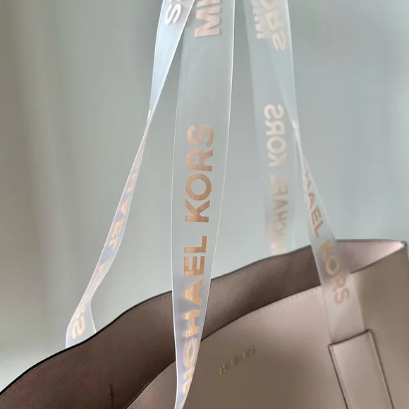 Michael Kors Blush Pink Vegan Leather Tote with Logo Printed Transparent Handles - Picture 4 of 6